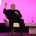 El cofundador de Apple, Steve Wozniak, habla durante una conferencia hoy, en Quito (Ecuador)