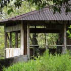 Dos elementos del Ejército colombiano resguardan un retén policial en algún lado de la frontera con Ecuador.