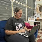 Investigar. Solo necesitas navegar por la Web y revisar información disponible en los portales de las firmas.