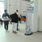 Afiliados y familiares acuden por atención médica a una unidad hospitalaria del IESS en Guayaquil.