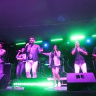 El amplio repertorio de Emotion Band, que incluyó disco, pop, música tropical y reguetón, entre otros ritmos, fue un punto crucial, pues llamó a los invitados a demostrar su talento sobre la pista de baile.