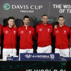 El número uno del tenis mundial, Novak Djokovic (3i), posando junto sus compañeros del equipo de Serbia, Hamad Medjedovic, Miomir Kecmanovic,Viktor Troicki, Laszlo Djere y Dusan Lajovic (izq a dcha), que debutará ante Gran Bretaña en las finales de la Copa Davis 2023.