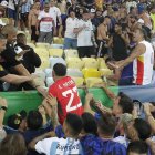 AMDEP3569. RÍO DE JANEIRO (BRASIL), 21/11/2023.- Emiliano Martínez (c) portero de Argentina intenta controlar disturbios entre hinchas de Brasil y de Argentina hoy, en un partido de las eliminatorias para la Copa Mundo de Fútbol de 2026 entre Brasil y Argentina en el estadio Maracaná en Río de Janeiro (Brasil). EFE/ Andre Coelho