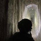 Un soldado avanza por un supuesto túnel bajo el hospital Al Shifa, durante una visita para la prensa organizada y revisada por el ejército israelí.