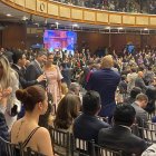 Marcela Aguiñaga se toma selfies con los asistentes.