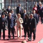 Isabel Noboa ingresa a la Asamblea en compañía de su familia.