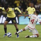EVE5196. QUITO (ECUADOR), 21/11/2023.- Kendry Páez (i) de Ecuador disputa un balón con Gabriel Suazo de Chile hoy, en un partido de las Eliminatorias Sudamericanas para la Copa Mundo de Fútbol de 2026 en el estadio Rodrigo Paz Delgado en Quito (Ecuador). EFE/ José Jácome