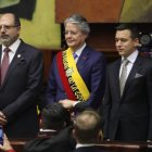 El presidente de la Asamblea Nacional, Henry Kronfle (i), el saliente presidente de Ecuador, Guillermo Lasso (c), y el entrante, Daniel Noboa (d), durante la ceremonia de investidura hoy, al interior de la Asamblea Nacional, en Quito (Ecuador).