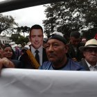 Simpatizantes del presidente de Ecuador, Daniel Noboa, esperan su salida tras la ceremonia de investidura hoy, a las afueras de la Asamblea Nacional, en Quito (Ecuador).