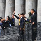 El presidente de Ecuador, Daniel Noboa, saluda desde el Palacio de Gobierno hoy, en Quito (Ecuador).