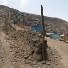 Fotografía del llamado "muro de la vergüenza", que divide los distritos limeños de Villa María del Triunfo y La Molina, el 9 de enero de 2023, en Lima (Perú). EFE/Paolo Aguilar