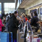 Pasajeros hacen fila para facturar equipaje y recibir tarjetas de embarque en el Aeropuerto Internacional de Austin-Bergstrom, en Austin, Texas (EE.UU.), este 22 de noviembre de 2023.