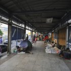 Migrantes permanecen en tiendas de campaña en una estación de transporte público fuera de servicio, el 21 de noviembre de 2023, en Tegucigalpa (Honduras).