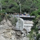 El caudal del río causó la erosión del talud ubicado en el puente antiguo que tiene 100 años de construcción.