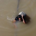 Frontera. Un migrante cruza el río Bravo hacia EE. UU.