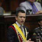 Símbolos. Noboa luego de ser investido con la banda presidencial y el gran collar de la orden nacional al Mérito.