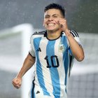 Claudio Echeverri el 10 de la albiceleste celebrando su primer Hat-trick.