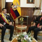 Fotografía cedida por la Presidencia de Ecuador que muestra al presidente, Daniel Noboa (i), junto a su homólogo de Colombia, Gustavo Petro, durante una reunión, en Quito (Ecuador).