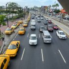 Decenas de carros hacen fila en busca de combustible.