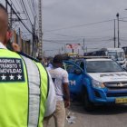 Otros agentes llegaron al sitio para socorrer a su compeñero.