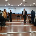 La gente investigadora pidió la retención de cuencas bancarias, pólizas y la incautación de bienes.