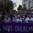 Activistas, grupos feministas y de derechos humanos participan en una manifestación en reclamo de sus derechos, en una fotografía de archivo.