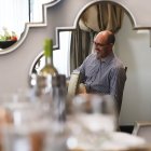 En la mesa mientras conversa con el equipo de SEMANA.