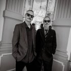 Viktor y Rolf luciendo sus propias gafas