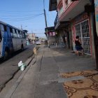 El transporte urbano se impactó contra una vivienda y dos tiendas.