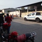 Resguardo. La policía custodia afuera de la casa de salud donde inicialmente fue llevado el sospechoso.