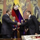 Aliados. Henry Kronfle y Daniel Noboa se saludan tras el breve y poco significativo discurso de investidura del nuevo presidente de la República.