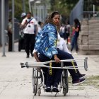 Una deportista de la selección de Colombia se transporta en las piernas de uno de sus compañeros de equipo. Eso incluso dentro de la misma villa parapanamericana.