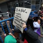 Varias personas se enfrentan con policías antidisturbios durante una marcha con motivo del Día Internacional de la Eliminación de la Violencia Contra la Mujer en Quito