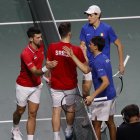 Los jugadores de la selección de Italia de tenis Jannik Sinner y Lorenzo Sonego (d) tras el saludo con los jugadores de Serbia Novak Djokovic y Miomir Kecmanovic.