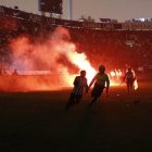 Hinchas ingresaron al campo de juego cuando las luces se apagaron.