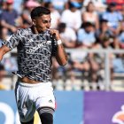 Thompson tiene 19 años. Fue descubierto a los siete y a los 11 ya era parte de Colo Colo, que aún es su actual equipo. A los 17 firmó su primer contrato profesional.