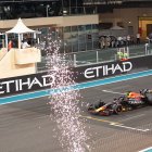 Abu Dhabi (United Arab Emirates), 26/11/2023.- Dutch Formula One driver Max Verstappen of Red Bull Racing crosses the finish line first to win the Formula 1 Abu Dhabi Grand Prix in Abu Dhabi, United Arab Emirates, 26 November 2023. (Fórmula Uno, Emiratos Árabes Unidos) EFE/EPA/ALI HAIDER