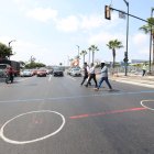 Puente. En la calzada están marcados los espacios para los pilares