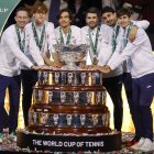 El equipo italiano celebra con el trofeo la consecución de la Copa Davis, este domingo 26 de noviembre en el Palacio de Deportes José María Martín Carpena de Málaga.