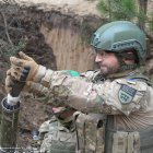 Leópolis. Para contrarrestar esta ‘invasión’ de ratones, los soldados ucranianos adoptan gatos en la zona.