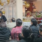 Decenas de personas comparten durante la peregrinación del Niño Viajero, previo al pase del 24 de diciembre.