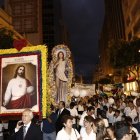Acto. Grupos religiosos se reúnen con cuadros del Corazón de Jesús.