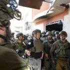 En una imagen distribuida por la oficina del primer ministro, el primer ministro de Israel, Benjamín Netanyahu, visita este domingo 26 de noviembre de 2023 Gaza con un grupo de soldados israelíes.