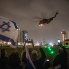 La gente anima mientras un helicóptero del ejército israelí transporta a rehenes israelíes recientemente liberados en el Centro Médico Infantil Schneider en Petah Tikva, en las afueras de Tel Aviv, Israel, 26 de noviembre de 2023.
