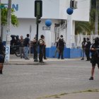Policías y marinos resguardan un cuartel ante la amenaza de un posible ataque de un grupo delictivo.