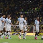 Los jugadores de Guayaquil City tras caer ante Barcelona y quedar con pie y medio en la Serie B.