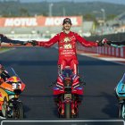Los campeones del mundo de Moto GP, Pecco Bagnaia (c), Moto 2 , Pedro Acosta (i) y Moto 3, Jaume Masià (d) posan en la pista del circuito Ricardo Tormo, en Cheste (Valencia) tras la última prueba del mundial.