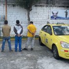 Acto. Policía indaga a los detenidos que amedrentan a taxistas.
