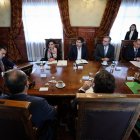 El mandatario Daniel Noboa junto al ministro de Finanzas, Juan Carlos Vega, reunidos con representantes de CAF.