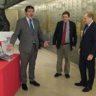 Madrid. El director de ABC, Julián Quirós (i), entrega el legado del diario al Instituto Cervantes, en octubre pasado.